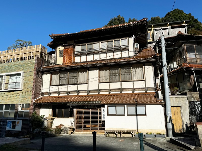 三階旅館の外観