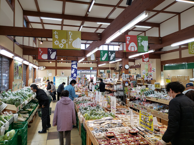 産直市の内観